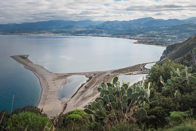 Mooie Sicilië landschap met bergen en een meer